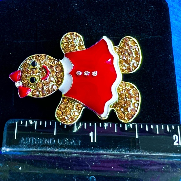 Heidi Daus 🆕 “Gingerly Gorgeous” Ginger Bread Girl enamel & crystals pin - Picture 5 of 5